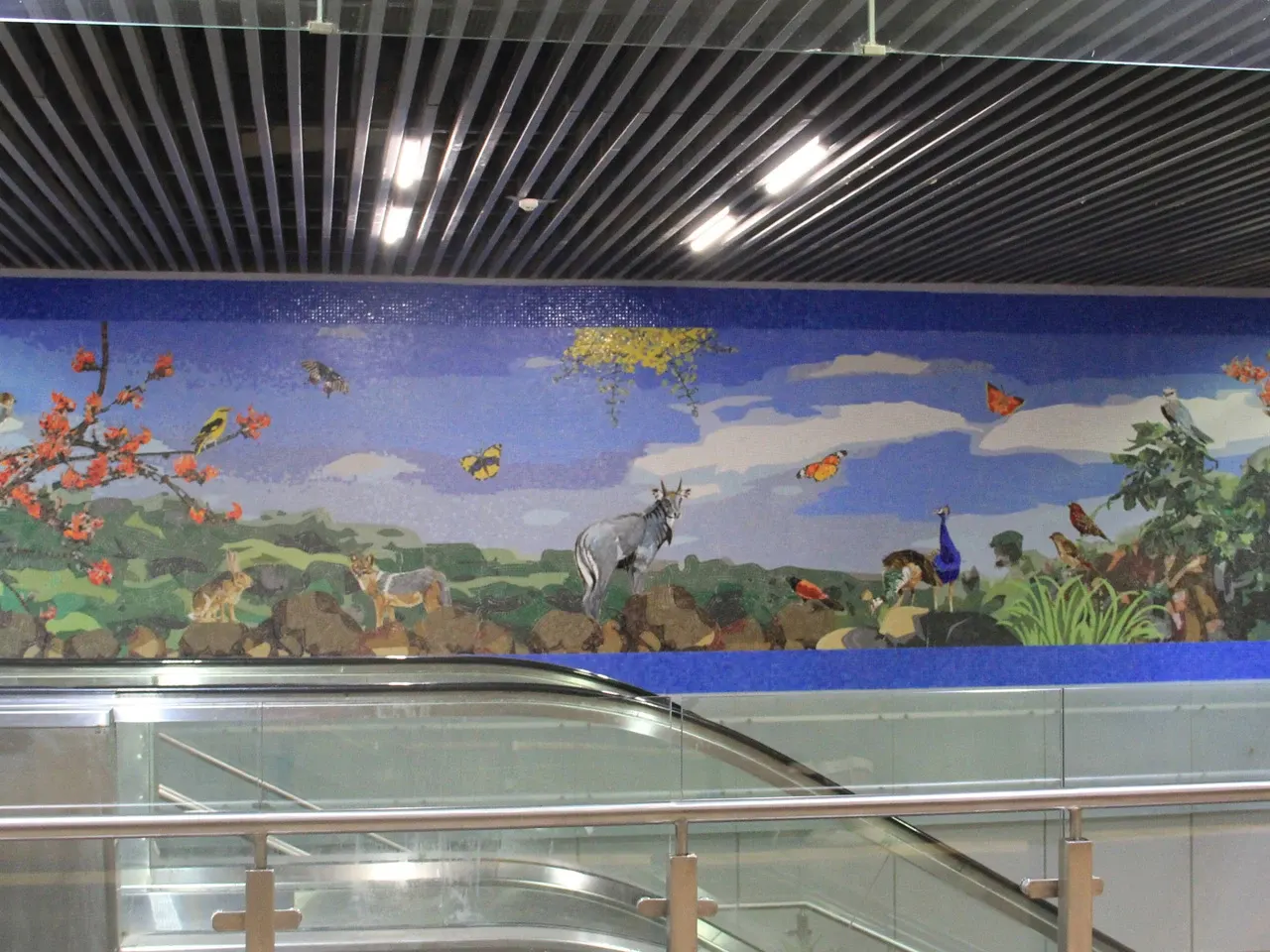 Wildlife of the Aravalli Biodiversity Park in mosaic at Vasant Vihar metro station